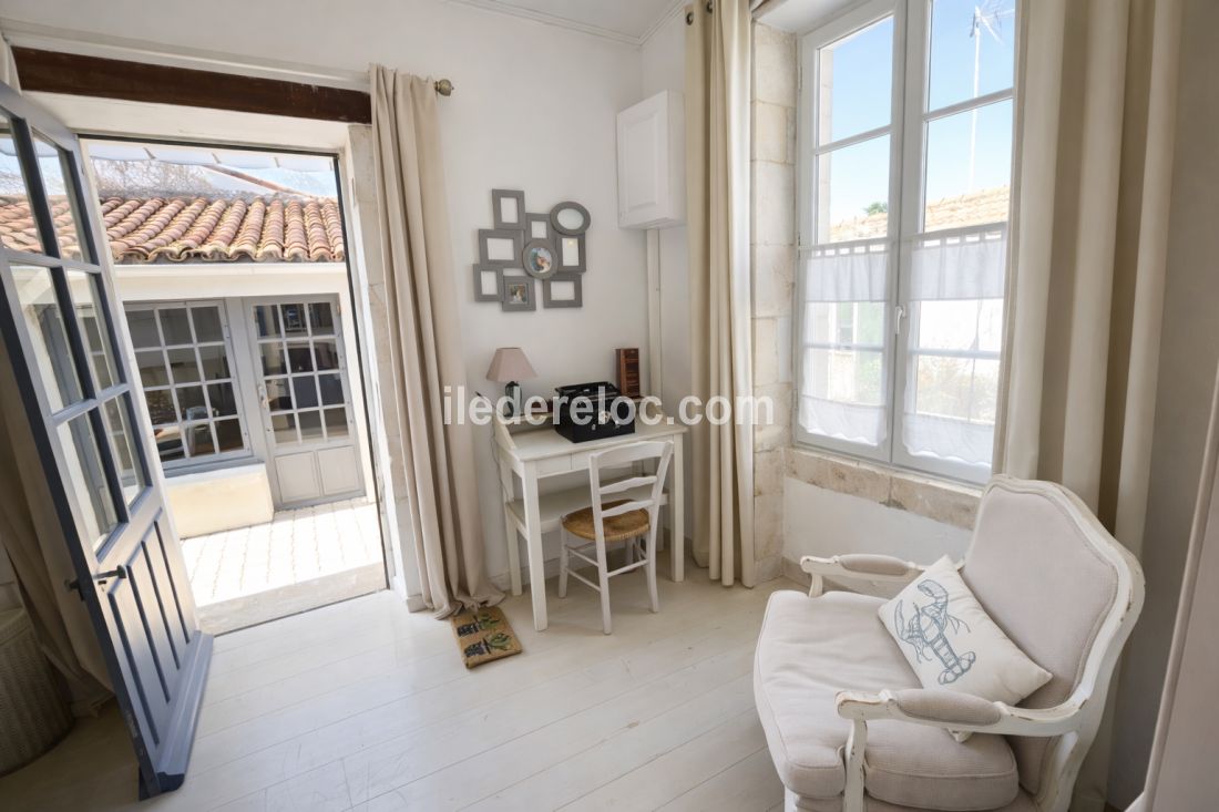 Photo 5 : SEJOUR d'une maison situ&eacute;e &agrave; La Flotte-en-R&eacute;, &icirc;le de R&eacute;.