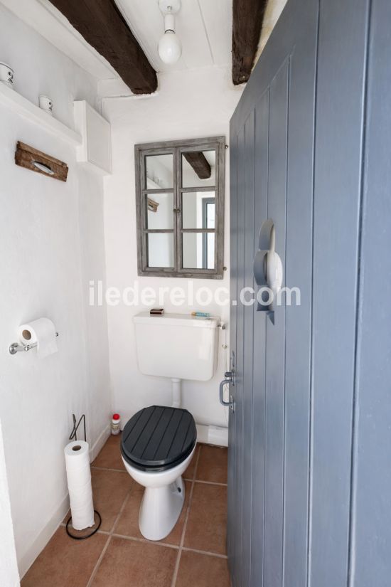 Photo 19 : WC d'une maison situ&eacute;e &agrave; La Flotte-en-R&eacute;, &icirc;le de R&eacute;.