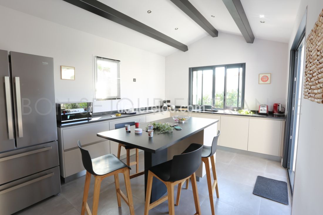 Photo 8 : CUISINE d'une maison situ&eacute;e &agrave; La Flotte-en-R&eacute;, &icirc;le de R&eacute;.