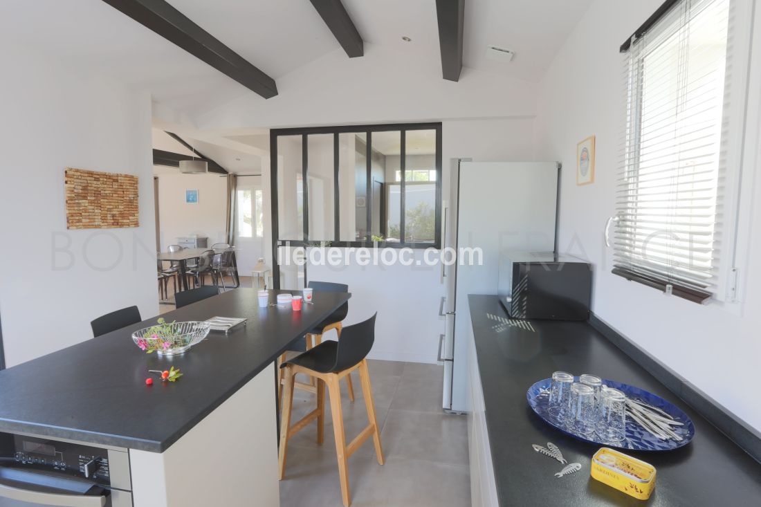 Photo 9 : CUISINE d'une maison situ&eacute;e &agrave; La Flotte-en-R&eacute;, &icirc;le de R&eacute;.