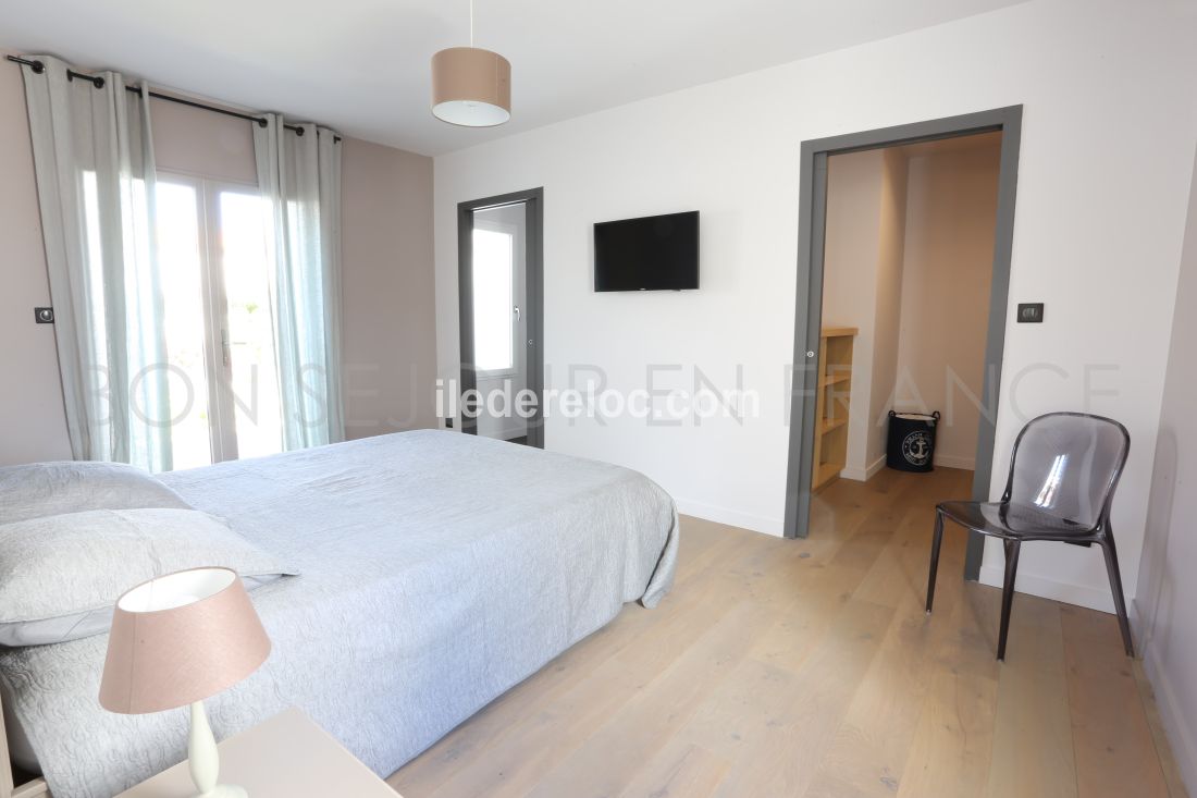 Photo 15 : CHAMBRE d'une maison situ&eacute;e &agrave; La Flotte-en-R&eacute;, &icirc;le de R&eacute;.