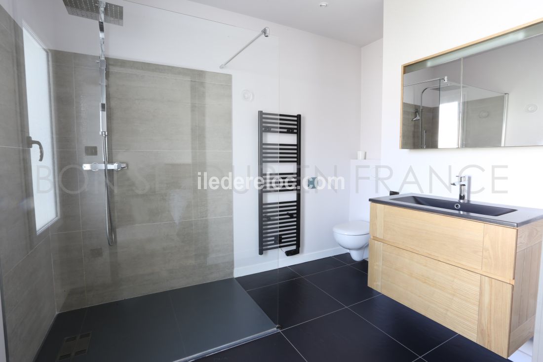 Photo 16 : SALLEDEBAIN d'une maison situ&eacute;e &agrave; La Flotte-en-R&eacute;, &icirc;le de R&eacute;.