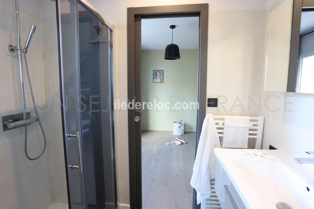 Photo 13 : SALLEDEBAIN d'une maison situ&eacute;e &agrave; La Flotte-en-R&eacute;, &icirc;le de R&eacute;.