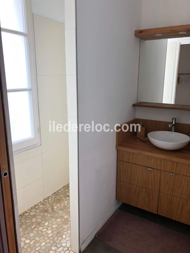 Photo 13 : SALLEDEBAIN d'une maison situ&eacute;e &agrave; La Flotte-en-R&eacute;, &icirc;le de R&eacute;.