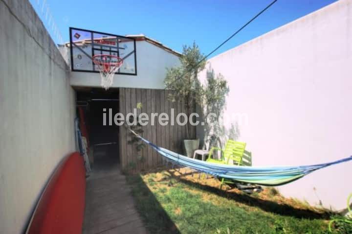 Photo 9 : JARDIN d'une maison situ&eacute;e &agrave; La Flotte-en-R&eacute;, &icirc;le de R&eacute;.