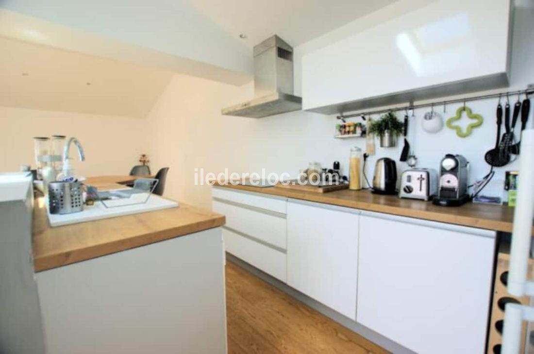 Photo 10 : CUISINE d'une maison situ&eacute;e &agrave; La Flotte-en-R&eacute;, &icirc;le de R&eacute;.