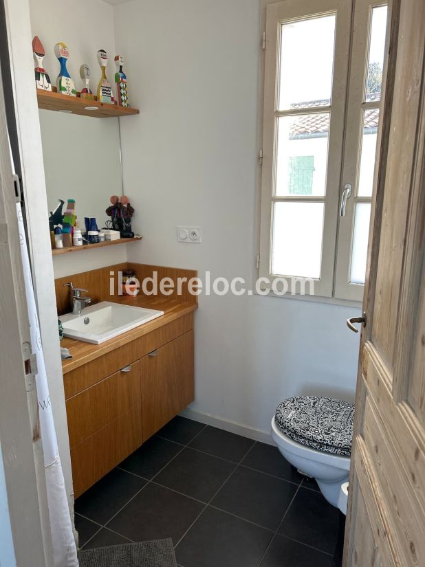 Photo 18 : SALLEDEBAIN d'une maison situ&eacute;e &agrave; La Flotte-en-R&eacute;, &icirc;le de R&eacute;.