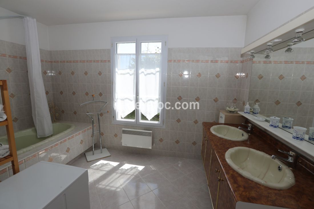 Photo 8 : SALLEDEBAIN d'une maison situ&eacute;e &agrave; Les Portes-en-R&eacute;, &icirc;le de R&eacute;.