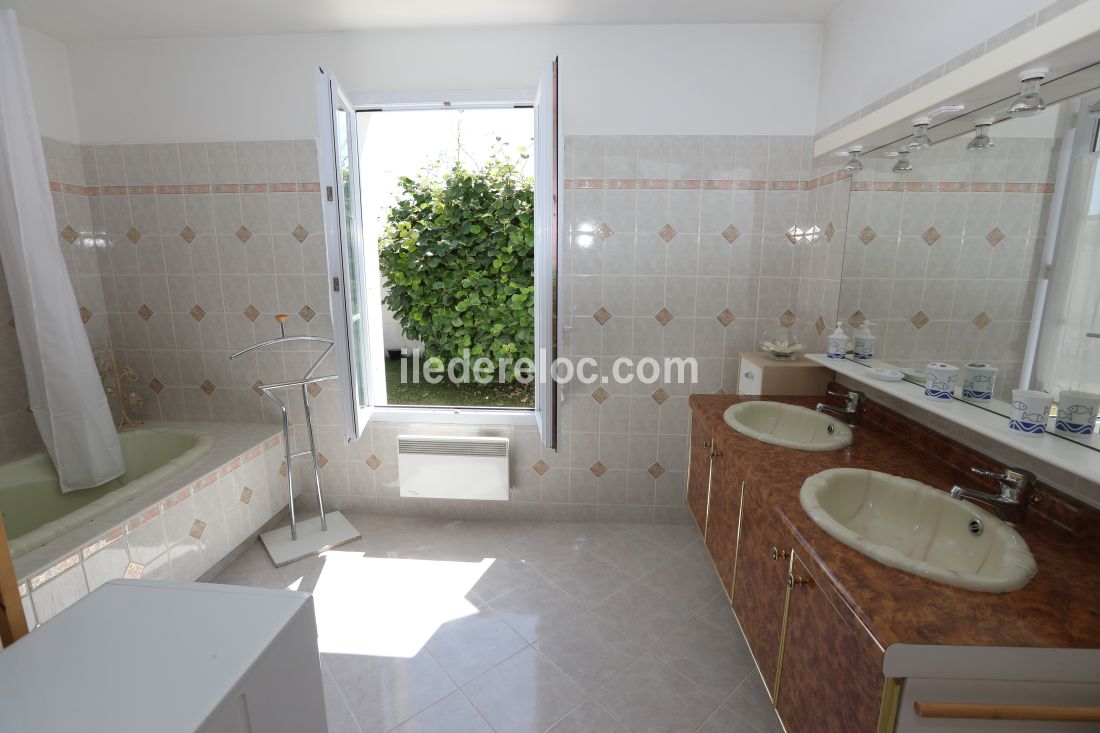 Photo 9 : SALLEDEBAIN d'une maison situ&eacute;e &agrave; Les Portes-en-R&eacute;, &icirc;le de R&eacute;.