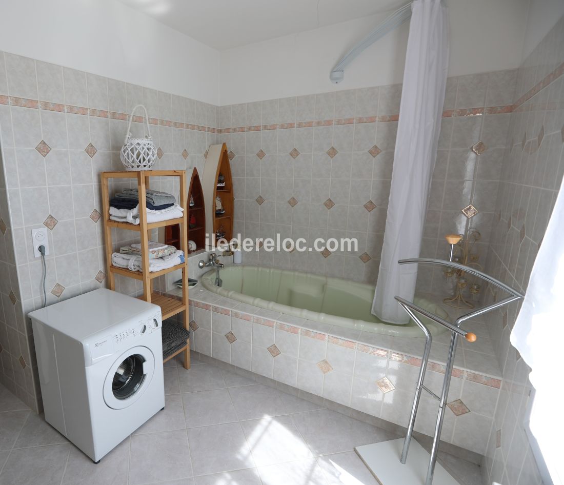 Photo 10 : SALLEDEBAIN d'une maison situ&eacute;e &agrave; Les Portes-en-R&eacute;, &icirc;le de R&eacute;.