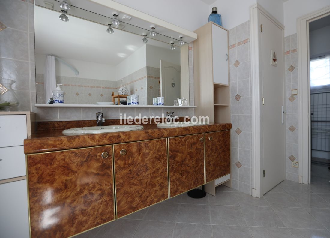 Photo 7 : SALLEDEBAIN d'une maison situ&eacute;e &agrave; Les Portes-en-R&eacute;, &icirc;le de R&eacute;.