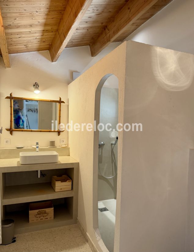 Photo 14 : SALLEDEBAIN d'une maison situ&eacute;e &agrave; Saint-Cl&eacute;ment-des-Baleines, &icirc;le de R&eacute;.