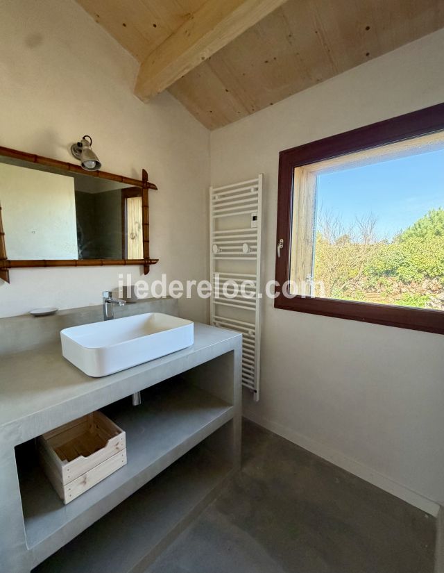 Photo 15 : SALLEDEBAIN d'une maison situ&eacute;e &agrave; Saint-Cl&eacute;ment-des-Baleines, &icirc;le de R&eacute;.