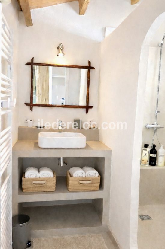 Photo 10 : SALLEDEBAIN d'une maison situ&eacute;e &agrave; Saint-Cl&eacute;ment-des-Baleines, &icirc;le de R&eacute;.