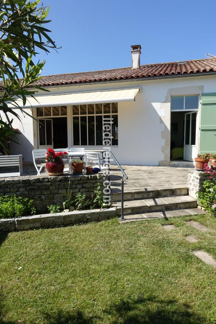 Photo 5 : TERRASSE d'une maison situ&eacute;e &agrave; Saint-Martin-de-R&eacute;, &icirc;le de R&eacute;.