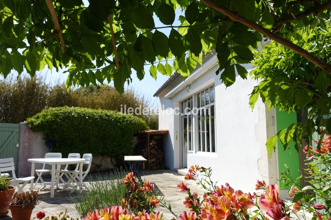 Photo 6 : TERRASSE d'une maison situ&eacute;e &agrave; Saint-Martin-de-R&eacute;, &icirc;le de R&eacute;.