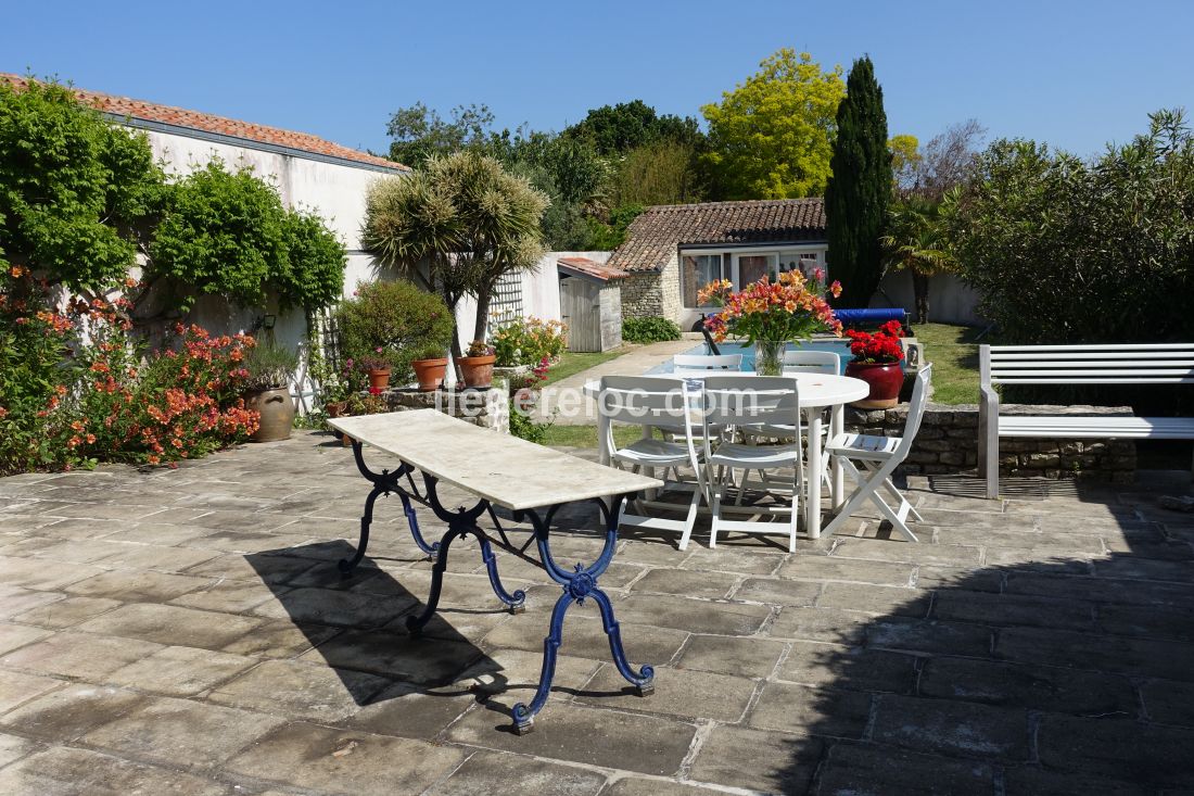 Photo 8 : TERRASSE d'une maison situ&eacute;e &agrave; Saint-Martin-de-R&eacute;, &icirc;le de R&eacute;.