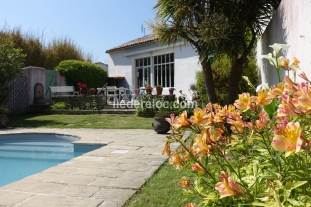 Ile de R&eacute;:Saint-martin intra-muros maison familiale confortable avec jardin et piscine