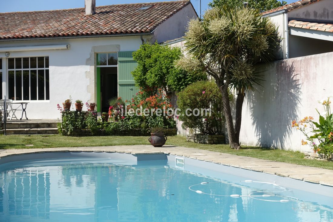 Photo 12 : PISCINE d'une maison situ&eacute;e &agrave; Saint-Martin-de-R&eacute;, &icirc;le de R&eacute;.