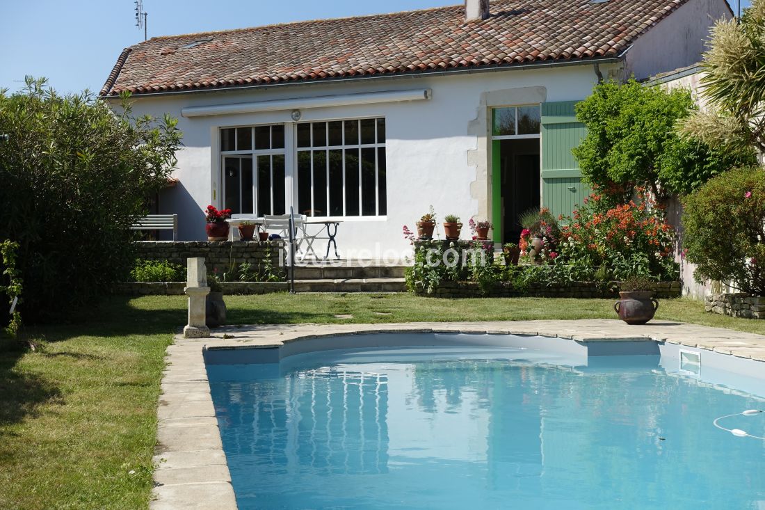 Photo 11 : PISCINE d'une maison situ&eacute;e &agrave; Saint-Martin-de-R&eacute;, &icirc;le de R&eacute;.