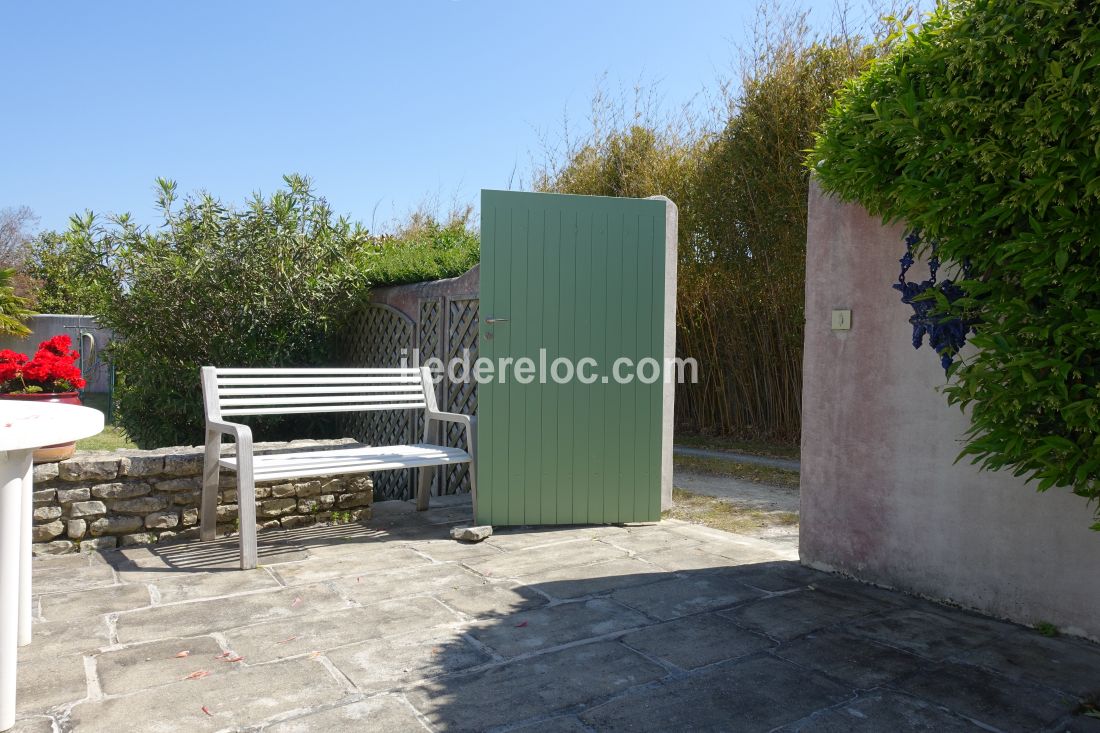 Photo 25 : TERRASSE d'une maison situ&eacute;e &agrave; Saint-Martin-de-R&eacute;, &icirc;le de R&eacute;.