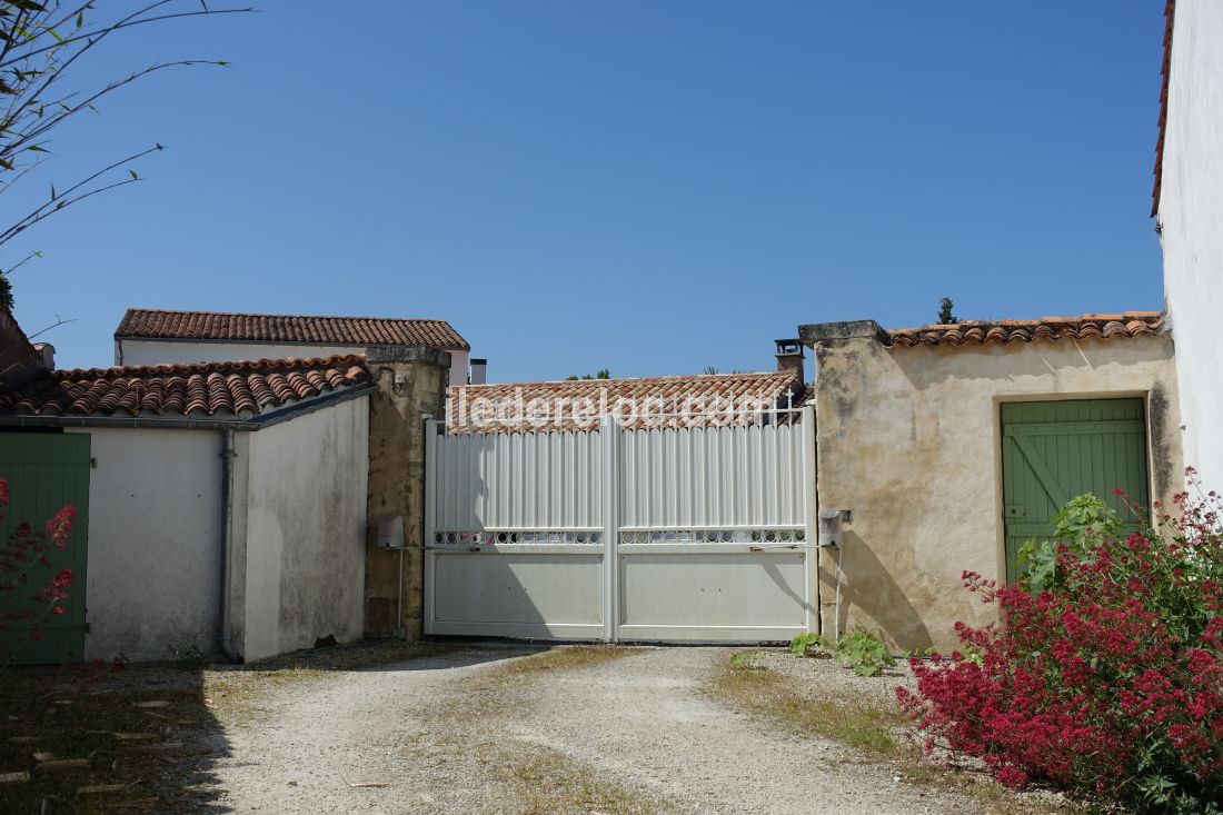 Photo 48 : EXTERIEUR d'une maison situ&eacute;e &agrave; Saint-Martin-de-R&eacute;, &icirc;le de R&eacute;.
