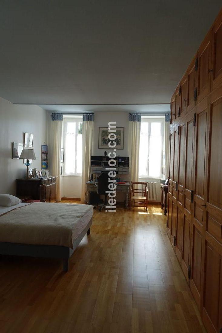 Photo 14 : CHAMBRE d'une maison situ&eacute;e &agrave; Saint-Martin-de-R&eacute;, &icirc;le de R&eacute;.