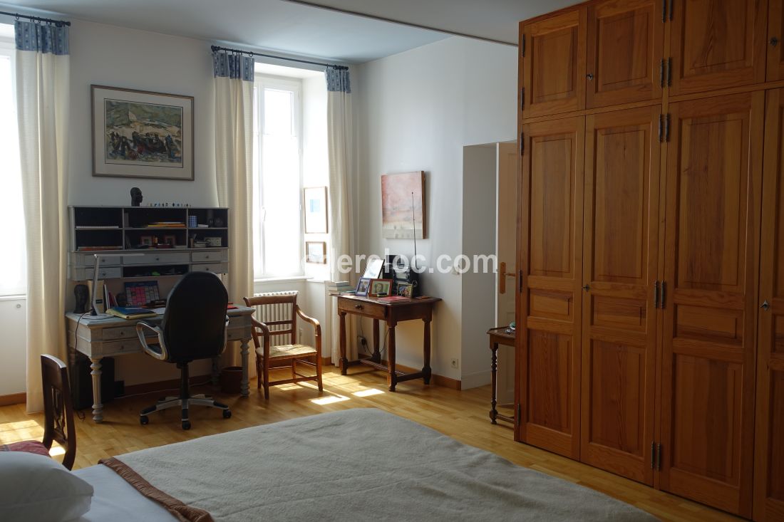 Photo 15 : CHAMBRE d'une maison situ&eacute;e &agrave; Saint-Martin-de-R&eacute;, &icirc;le de R&eacute;.