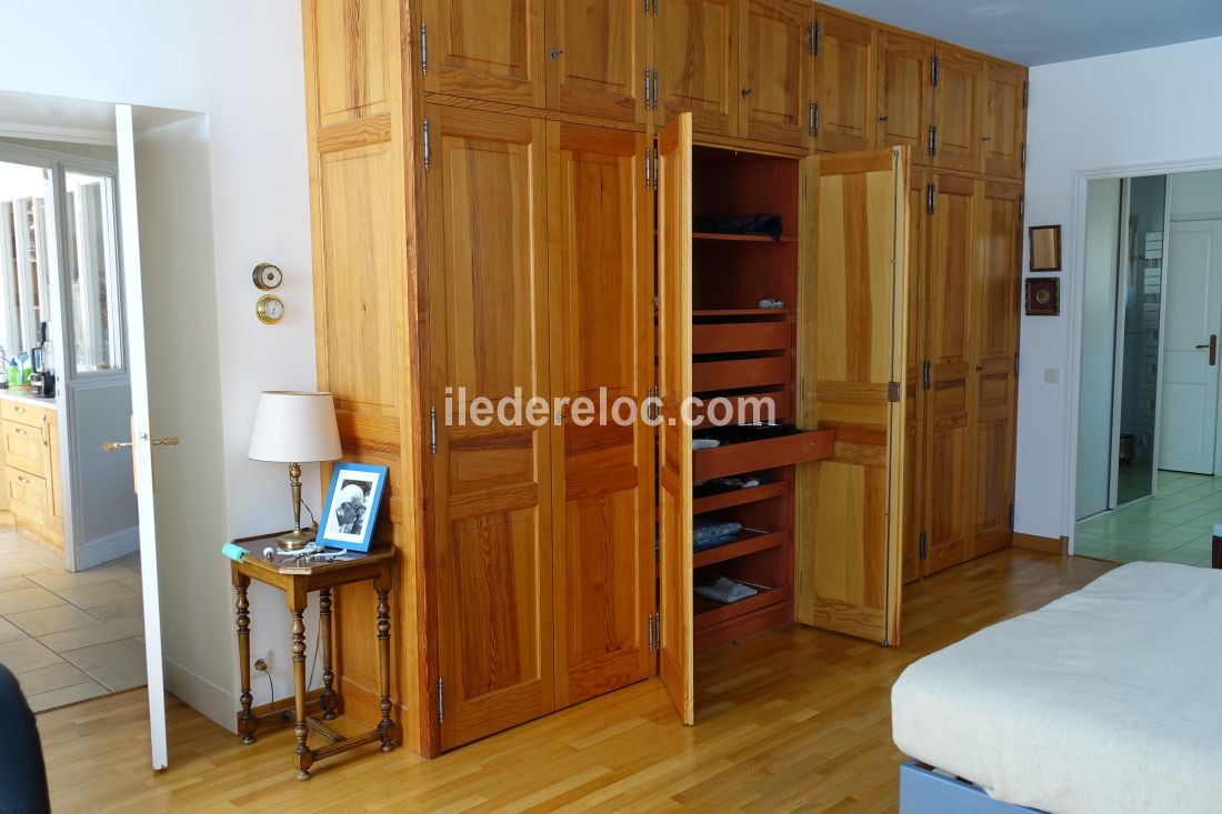 Photo 27 : CHAMBRE d'une maison situ&eacute;e &agrave; Saint-Martin-de-R&eacute;, &icirc;le de R&eacute;.