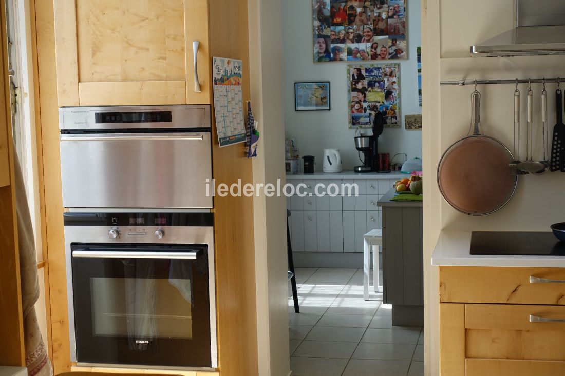 Photo 29 : CUISINE d'une maison situ&eacute;e &agrave; Saint-Martin-de-R&eacute;, &icirc;le de R&eacute;.