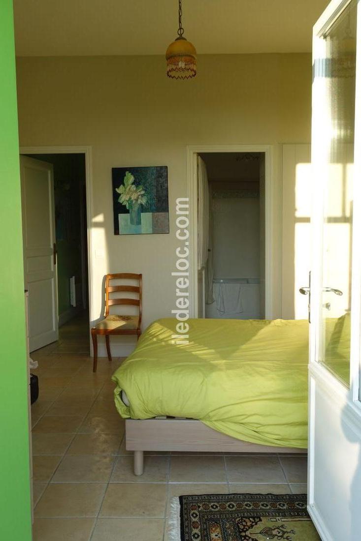 Photo 20 : CHAMBRE d'une maison situ&eacute;e &agrave; Saint-Martin-de-R&eacute;, &icirc;le de R&eacute;.