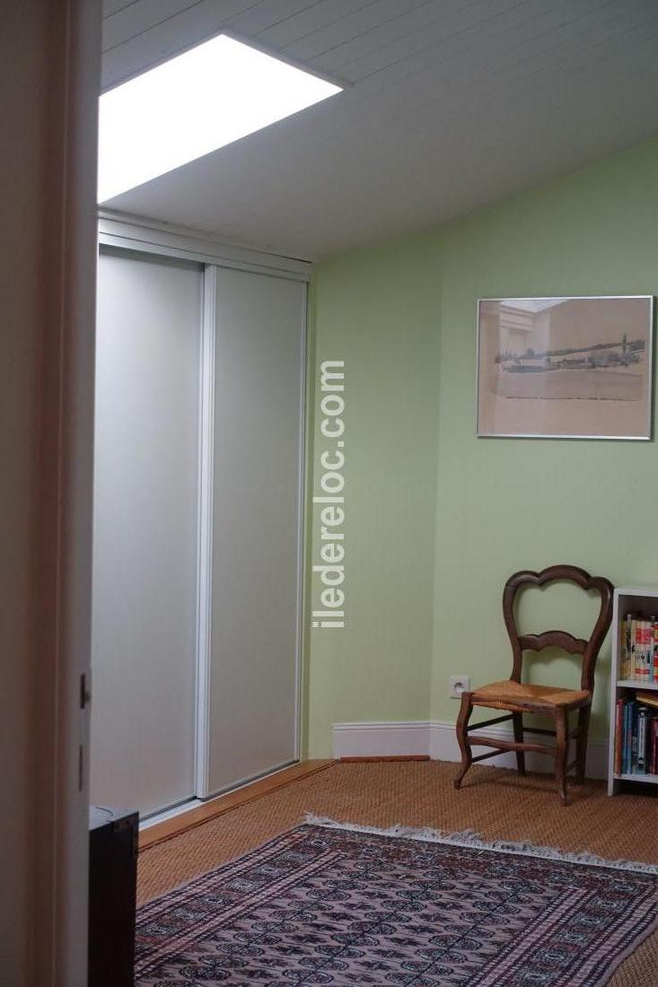 Photo 24 : CHAMBRE d'une maison situ&eacute;e &agrave; Saint-Martin-de-R&eacute;, &icirc;le de R&eacute;.