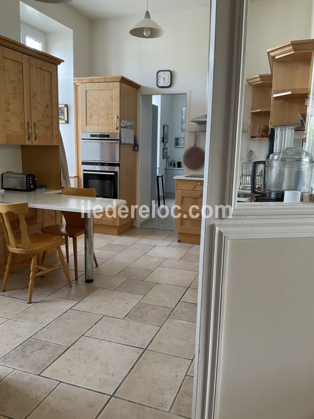 Photo 6 : CUISINE d'une maison situ&eacute;e &agrave; Saint-Martin-de-R&eacute;, &icirc;le de R&eacute;.