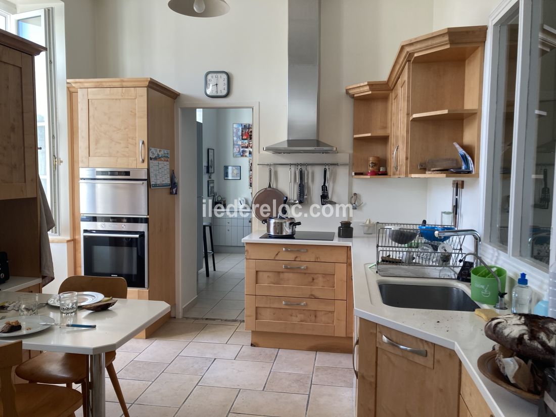 Photo 40 : CUISINE d'une maison situ&eacute;e &agrave; Saint-Martin-de-R&eacute;, &icirc;le de R&eacute;.