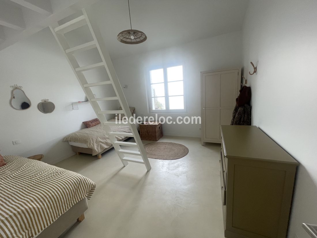 Photo 9 : CHAMBRE d'une maison situ&eacute;e &agrave; La Couarde-sur-mer, &icirc;le de R&eacute;.