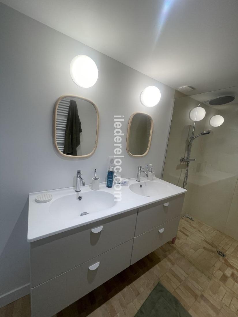 Photo 8 : SALLEDEBAIN d'une maison situ&eacute;e &agrave; La Couarde-sur-mer, &icirc;le de R&eacute;.