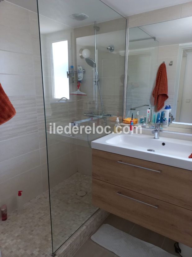 Photo 7 : SALLEDEBAIN d'une maison situ&eacute;e &agrave; Les Portes-en-R&eacute;, &icirc;le de R&eacute;.