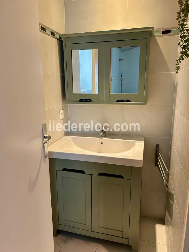 Photo 24 : SALLEDEBAIN d'une maison situ&eacute;e &agrave; La Couarde-sur-mer, &icirc;le de R&eacute;.