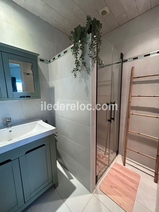Photo 23 : SALLEDEBAIN d'une maison situ&eacute;e &agrave; La Couarde-sur-mer, &icirc;le de R&eacute;.