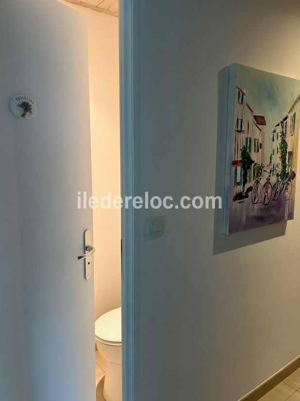 Photo 36 : WC d'une maison situ&eacute;e &agrave; La Couarde-sur-mer, &icirc;le de R&eacute;.