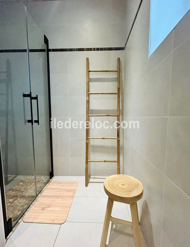 Photo 33 : SALLEDEBAIN d'une maison situ&eacute;e &agrave; La Couarde-sur-mer, &icirc;le de R&eacute;.