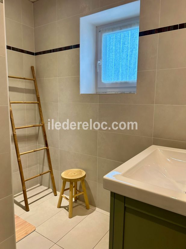 Photo 32 : SALLEDEBAIN d'une maison situ&eacute;e &agrave; La Couarde-sur-mer, &icirc;le de R&eacute;.