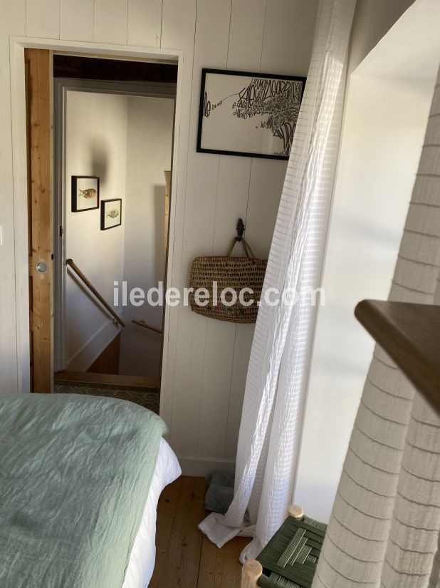 Photo 15 : CHAMBRE d'une maison situ&eacute;e &agrave; Ars en R&eacute;, &icirc;le de R&eacute;.