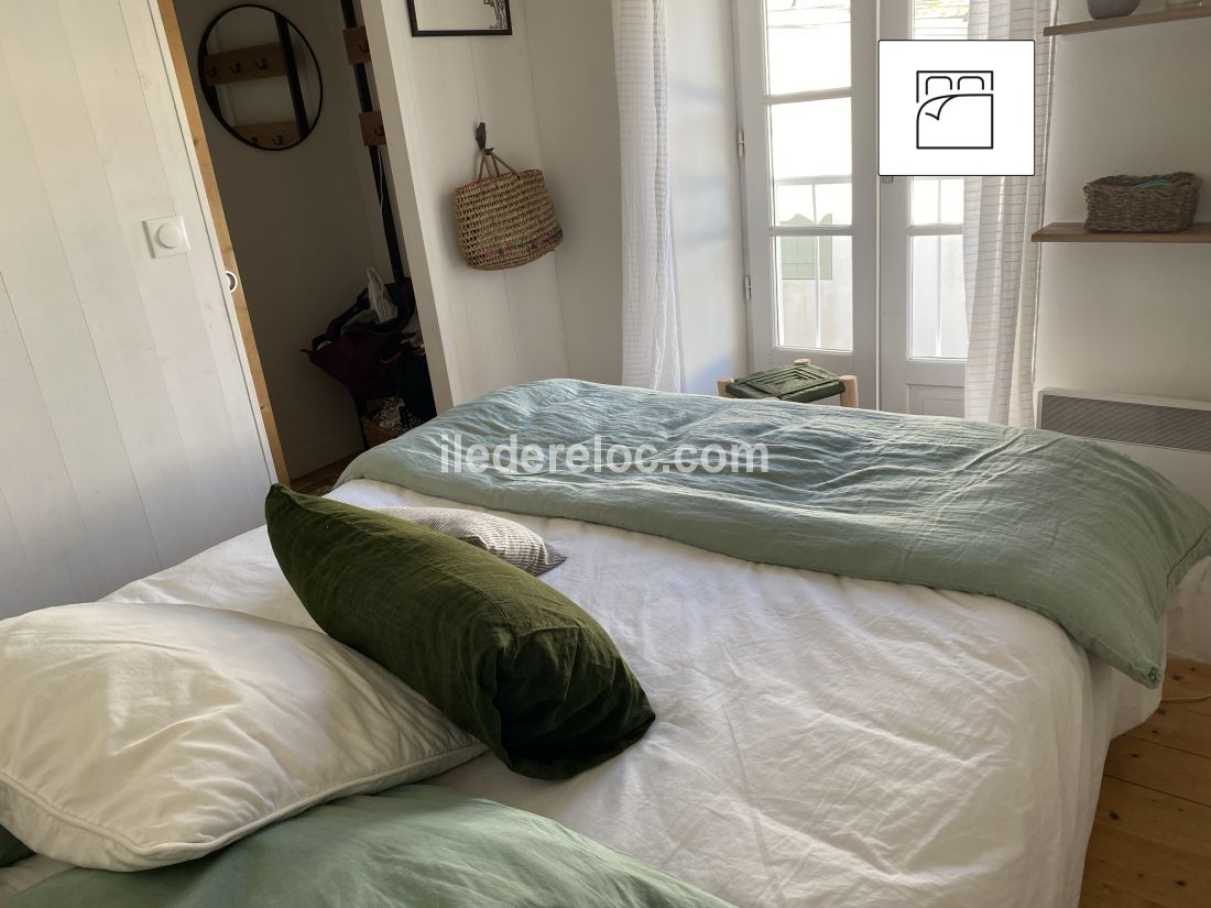 Photo 14 : CHAMBRE d'une maison situ&eacute;e &agrave; Ars en R&eacute;, &icirc;le de R&eacute;.