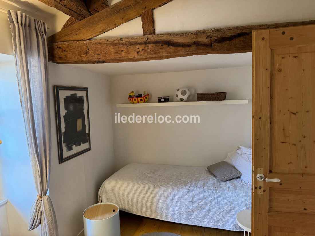 Photo 12 : CHAMBRE d'une maison situ&eacute;e &agrave; Ars en R&eacute;, &icirc;le de R&eacute;.