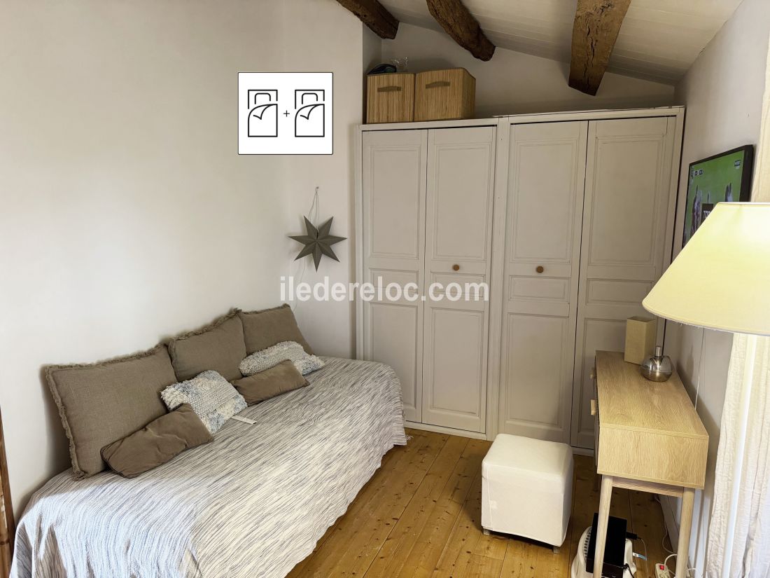 Photo 13 : CHAMBRE d'une maison situ&eacute;e &agrave; Ars en R&eacute;, &icirc;le de R&eacute;.