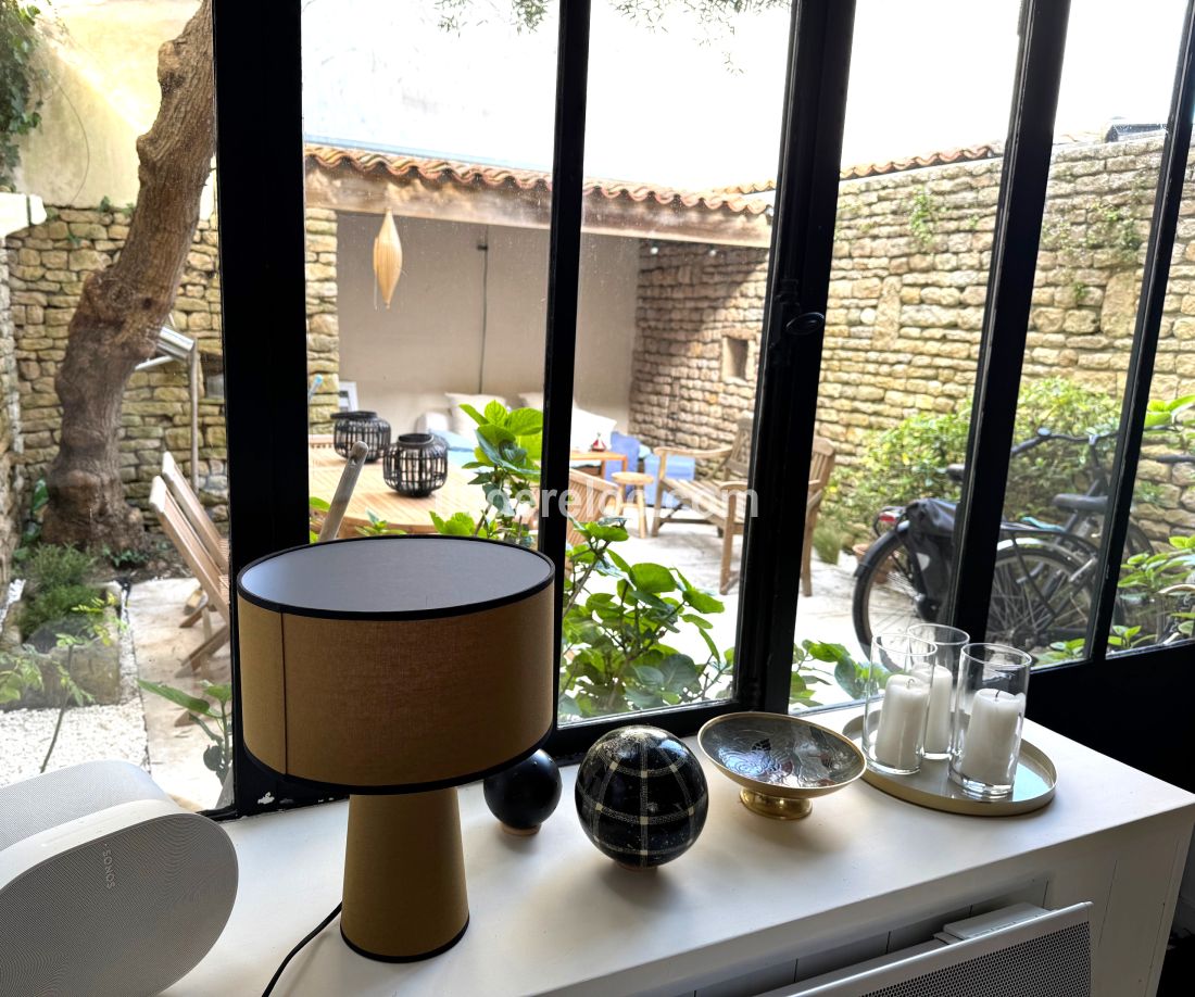 Photo 7 : EXTERIEUR d'une maison situ&eacute;e &agrave; Ars en R&eacute;, &icirc;le de R&eacute;.