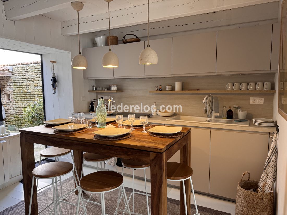 Photo 5 : CUISINE d'une maison situ&eacute;e &agrave; Ars en R&eacute;, &icirc;le de R&eacute;.