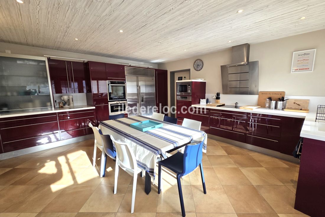 Photo 13 : CUISINE d'une maison situ&eacute;e &agrave; La Couarde-sur-mer, &icirc;le de R&eacute;.