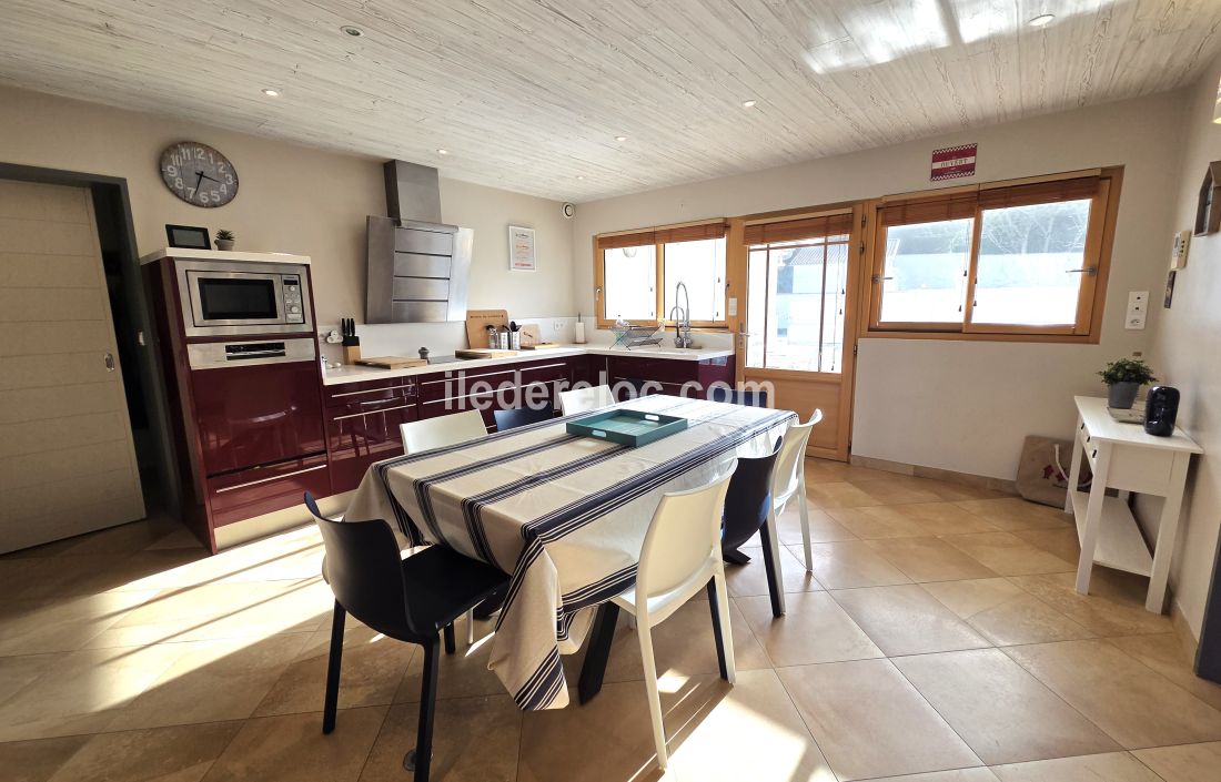 Photo 12 : CUISINE d'une maison situ&eacute;e &agrave; La Couarde-sur-mer, &icirc;le de R&eacute;.